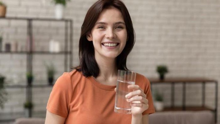 Ilustrasi wanita minum air mineral