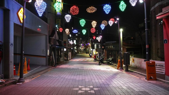 Suasana Distrik Itaewon yang hampir kosong di Seoul, Korea Selatan, Senin (31/10/2022).