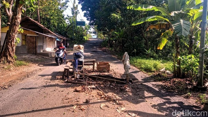 Jalan rusak di Sukabumi.