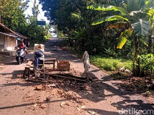 Awas! Lubang Menganga di Jalan Menuju Wisata Geyser Cisolok Sukabumi
