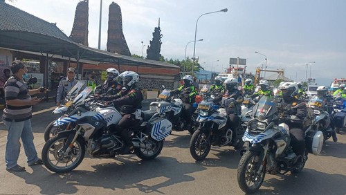 Jelang pelaksanaan KTT G20 di Bali, hampir setiap hari kendaraan dinas Polri masuk Pulau Dewata melalui Pelabuhan Gilimanuk.