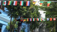 Warga memasang bendera dari berbagai negara yang akan menjadi peserta Piala Dunia 2022.