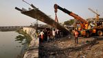Jembatan Gantung yang Roboh dan Tewaskan 137 Orang di India Dievakuasi
