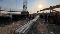 9 orang yang ditangkap terkait dengan perusahaan yang bertanggungjawab memelihara jembatan tersebut. Mereka tengah diselidiki terkait pembunuhan yang tidak disengaja, kata perwira polisi senior Ashok Kumar Yadav dalam sebuah pernyataan. REUTERS/Stringer.