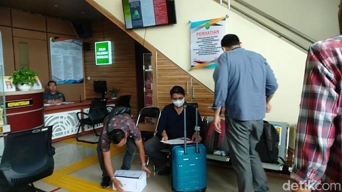 JPU KPK Membawa berkas tersangka Andi Desfiandi dalam kasus OTT Rektor Unila Karomani