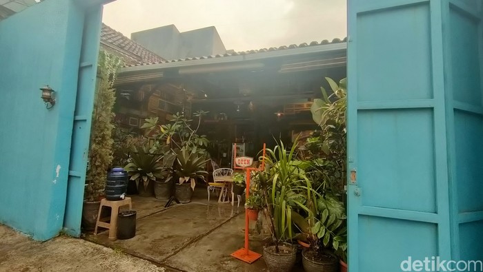 Kafe Lambak yang bernuansa jadul di Garut, sajikan menu-menu nostalgia.