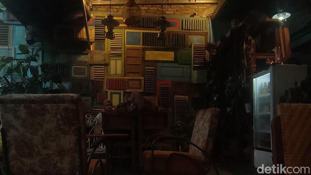 Kafe Lambak yang bernuansa jadul di Garut, sajikan menu-menu nostalgia.
