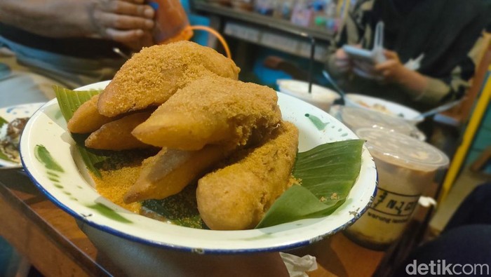 Kafe Lambak yang bernuansa jadul di Garut, sajikan menu-menu nostalgia.