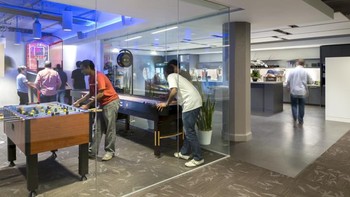 Tempat bermain semacam ini mungkin juga tidak bisa lama-lama digunakan karena Elon Musk sangat menekankan kerja keras. Foto: Twitter