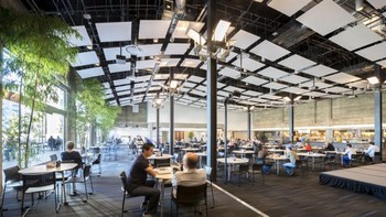 Mungkin untuk menanamkan kerja keras pula, saat ini banyak karyawan Tesla ikut dipekerjakan Elon Musk di kantor Twitter. Foto: Twitter