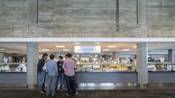 Suasana kantin yang bersih dan elegan. Foto: Twitter