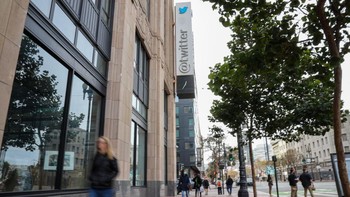 Logo Twitter di depan kantornya ini pun laris sebagai tempat foto. Foto: Getty Images  