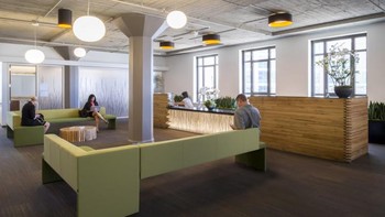 Banyak lokasi tersedia agar karyawan bisa bekerja dengan nyaman. Foto: Twitter