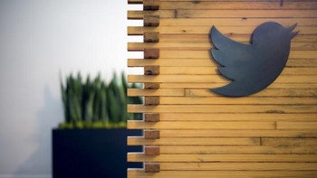 Logo Twitter tampak di salah satu sudutnya. Foto: Twitter