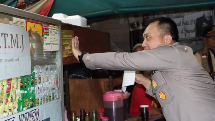 Kapolres Metro Jakbar Kombes Pasma Royce menempel call center di salah satu warung milik warga Tamansari, Jakarta Barat.