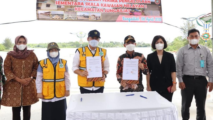Kawasan Kumuh Kampung Natak Babel Disulap Jadi Keren! Kementerian PUPR melalui Direktorat Jenderal Cipta Karya melakukan penataan kawasan kumuh. Salah satunya di Kampung Natak, Bangka Belitung.