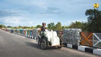 Dalam pelaksanaannya, Kementerian PUPR terus membangun kolaborasi dengan berbagai pihak, termasuk pemerintah daerah untuk mempercepat penanganan kawasan kumuh Kampung Natak Kawasan Nelayan 1. Sejumlah dukungan juga diberikan oleh pihak swasta/badan usaha melalui program Corporate Social Responsibility (CSR) seperti pemberian tong sampah, tanaman hias untuk penghijauan, pelatihan menjahit untuk ibu-ibu Warga Terdampak Program (WTP), dan peralatan produksi olahan ikan.  