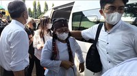 Keluarga Brigadir Yosua saat tiba di PN Jakarta Selatan. Mereka kompak hadir dengan mengenakan pakaian putih. (Wildan Noviansah/detikcom)