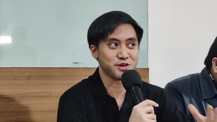 Kevin Aprilio saat memberikan klarifikasi soal tudingan main Robot trading.