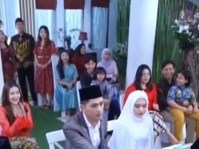 Kisah Nabila dan Ilyas cinta lokasi saat syuting, berawal dari adegan akad nikah dalam sinetron. Kini sah jadi suami istri. Kisah Nabila dan Ilyas cinta lokasi saat syuting, berawal dari adegan akad nikah dalam sinetron. Kini sah jadi suami istri.