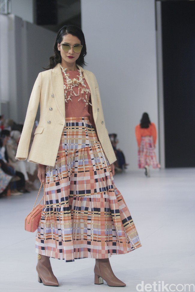 Fashion show koleksi busana Benang Jarum di Jakarta Fashion Week 2023. Untuk tren 2023, Benang Jarum menghadirkan busana color block yang penuh warna.  Foto: Abduh/Detikcom