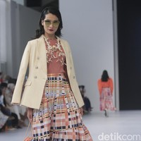 Fashion show koleksi busana Benang Jarum di Jakarta Fashion Week 2023. Untuk tren 2023, Benang Jarum menghadirkan busana color block yang penuh warna.  Foto: Abduh/Detikcom