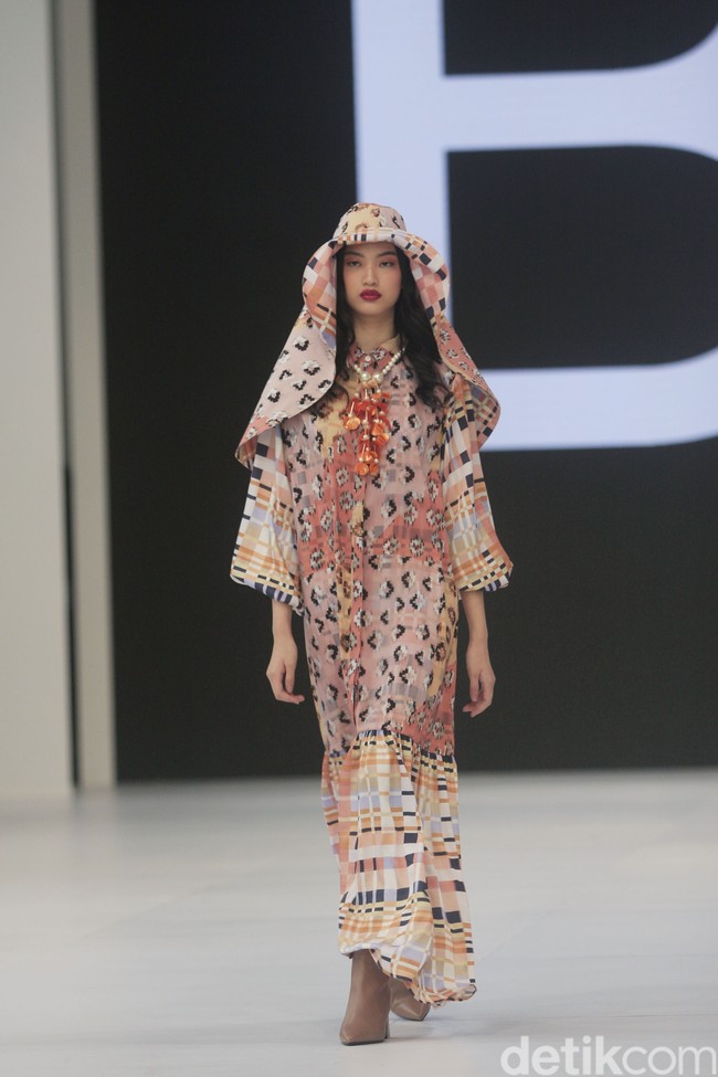 Fashion show koleksi busana Benang Jarum di Jakarta Fashion Week 2023. Untuk tren 2023, Benang Jarum menghadirkan busana color block yang penuh warna.  Foto: Abduh/Detikcom