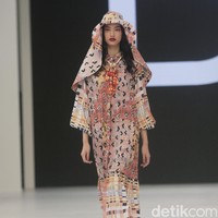 Fashion show koleksi busana Benang Jarum di Jakarta Fashion Week 2023. Untuk tren 2023, Benang Jarum menghadirkan busana color block yang penuh warna.  Foto: Abduh/Detikcom