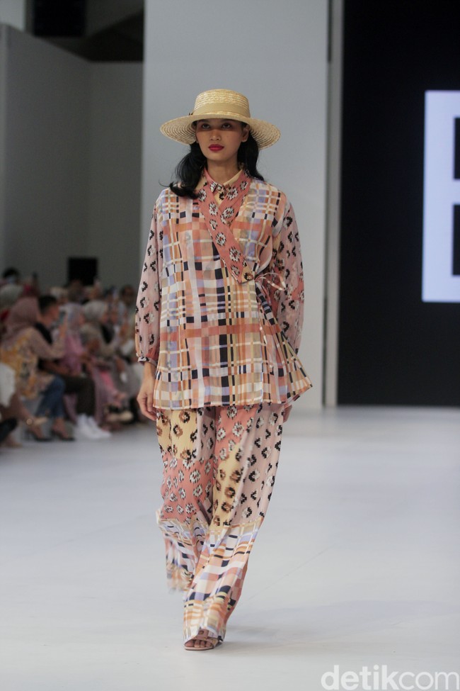 Fashion show koleksi busana Benang Jarum di Jakarta Fashion Week 2023. Untuk tren 2023, Benang Jarum menghadirkan busana color block yang penuh warna. Foto: Abduh/Detikcom