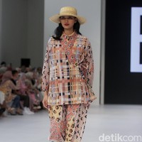 Fashion show koleksi busana Benang Jarum di Jakarta Fashion Week 2023. Untuk tren 2023, Benang Jarum menghadirkan busana color block yang penuh warna. Foto: Abduh/Detikcom