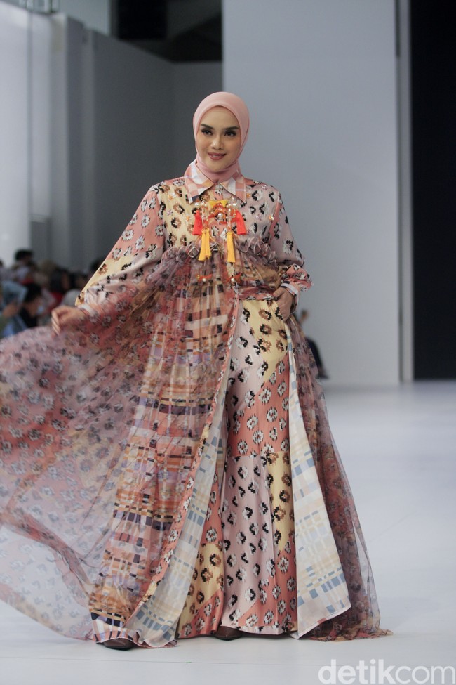Fashion show koleksi busana Benang Jarum di Jakarta Fashion Week 2023. Untuk tren 2023, Benang Jarum menghadirkan busana color block yang penuh warna.  Foto: Abduh/Detikcom