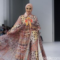 Fashion show koleksi busana Benang Jarum di Jakarta Fashion Week 2023. Untuk tren 2023, Benang Jarum menghadirkan busana color block yang penuh warna.  Foto: Abduh/Detikcom