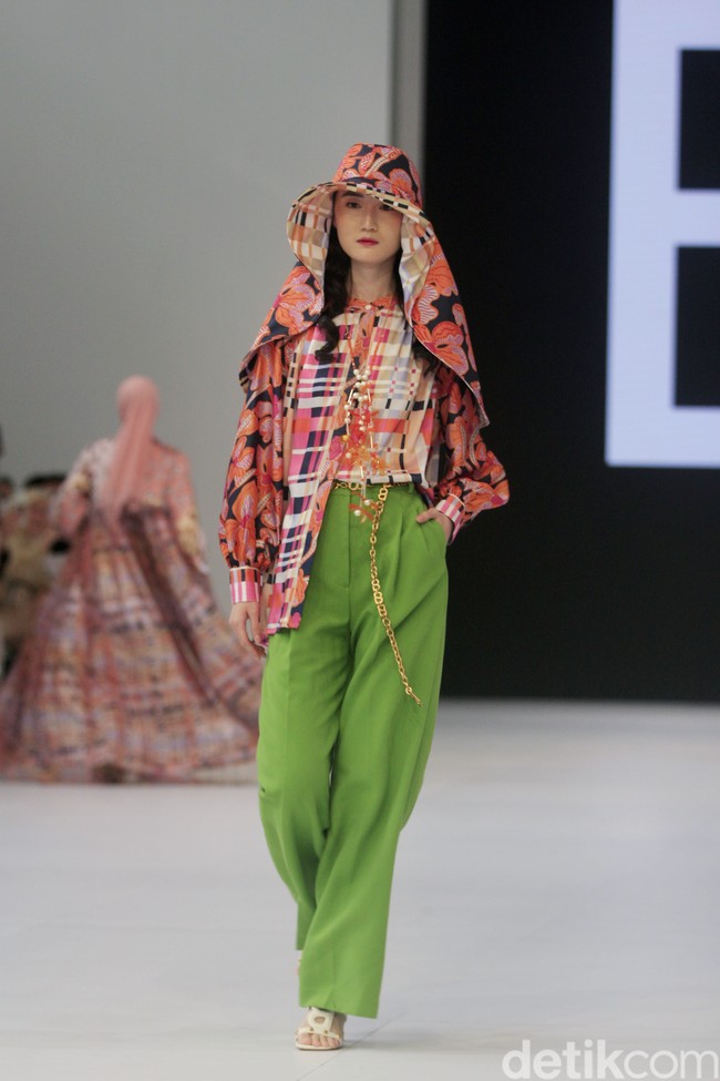 Fashion show koleksi busana Benang Jarum di Jakarta Fashion Week 2023. Untuk tren 2023, Benang Jarum menghadirkan busana color block yang penuh warna. Foto: Abduh/Detikcom