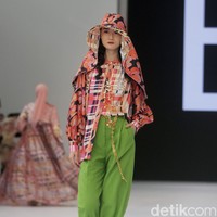 Fashion show koleksi busana Benang Jarum di Jakarta Fashion Week 2023. Untuk tren 2023, Benang Jarum menghadirkan busana color block yang penuh warna. Foto: Abduh/Detikcom
