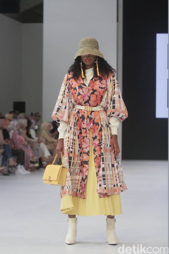 Fashion show koleksi busana Benang Jarum di Jakarta Fashion Week 2023. Untuk tren 2023, Benang Jarum menghadirkan busana color block yang penuh warna.  Foto: Abduh/Detikcom