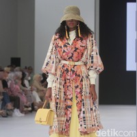 Fashion show koleksi busana Benang Jarum di Jakarta Fashion Week 2023. Untuk tren 2023, Benang Jarum menghadirkan busana color block yang penuh warna.  Foto: Abduh/Detikcom