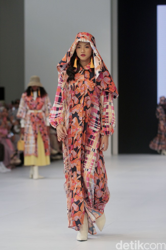 Fashion show koleksi busana Benang Jarum di Jakarta Fashion Week 2023. Untuk tren 2023, Benang Jarum menghadirkan busana color block yang penuh warna.  Foto: Abduh/Detikcom