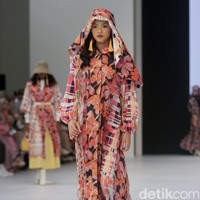 Fashion show koleksi busana Benang Jarum di Jakarta Fashion Week 2023. Untuk tren 2023, Benang Jarum menghadirkan busana color block yang penuh warna.  Foto: Abduh/Detikcom