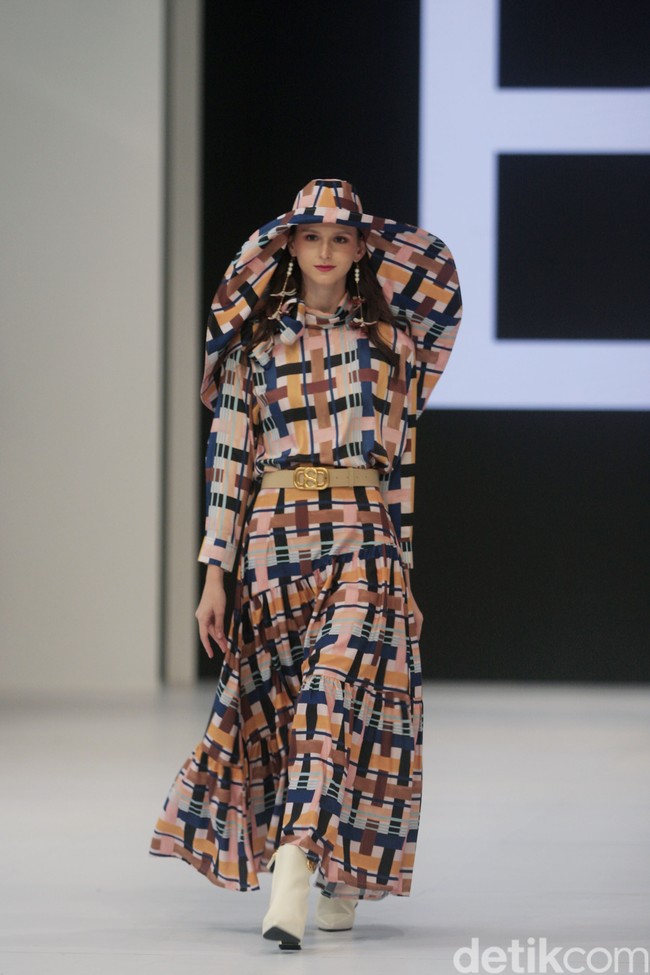 Fashion show koleksi busana Benang Jarum di Jakarta Fashion Week 2023. Untuk tren 2023, Benang Jarum menghadirkan busana color block yang penuh warna.  Foto: Abduh/Detikcom