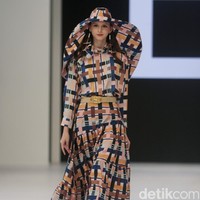 Fashion show koleksi busana Benang Jarum di Jakarta Fashion Week 2023. Untuk tren 2023, Benang Jarum menghadirkan busana color block yang penuh warna.  Foto: Abduh/Detikcom