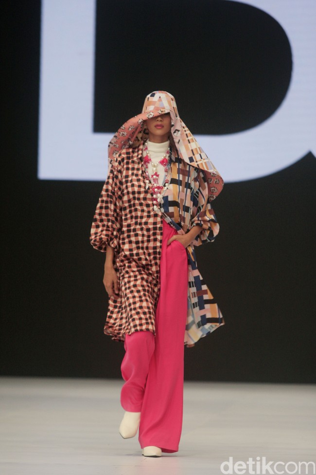 Fashion show koleksi busana Benang Jarum di Jakarta Fashion Week 2023. Untuk tren 2023, Benang Jarum menghadirkan busana color block yang penuh warna.  Foto: Abduh/Detikcom