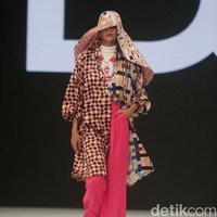 Fashion show koleksi busana Benang Jarum di Jakarta Fashion Week 2023. Untuk tren 2023, Benang Jarum menghadirkan busana color block yang penuh warna.  Foto: Abduh/Detikcom