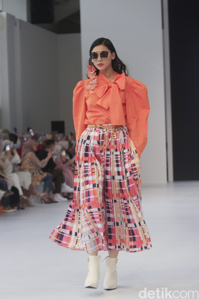 Fashion show koleksi busana Benang Jarum di Jakarta Fashion Week 2023. Untuk tren 2023, Benang Jarum menghadirkan busana color block yang penuh warna. Foto: Abduh/Detikcom
