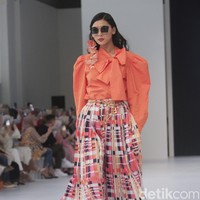 Fashion show koleksi busana Benang Jarum di Jakarta Fashion Week 2023. Untuk tren 2023, Benang Jarum menghadirkan busana color block yang penuh warna. Foto: Abduh/Detikcom