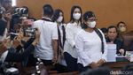 Kompak Berbaju Putih, Keluarga Yosua Bersaksi di Sidang Ferdy Sambo