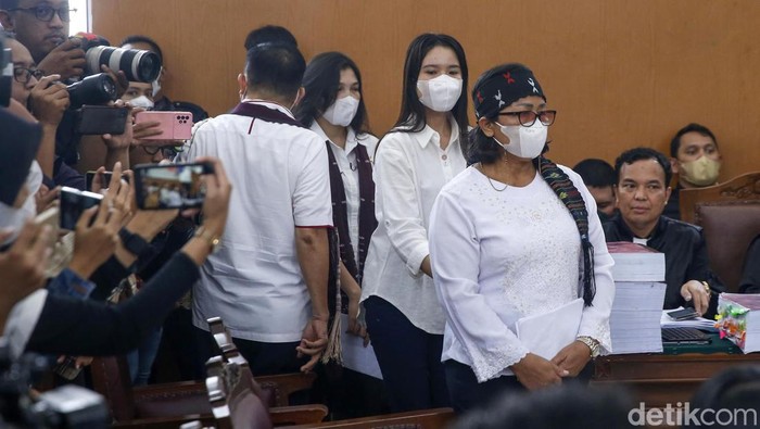 Pihak keluarga Yosua bersaksi dalam sidang Ferdy Sambo di Pengadilan Negeri Jakarta Selatan, Selasa (1/11/2022). Mereka kompak berbaju putih.