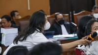 Pihak keluarga Yosua hadir langsung dalam persidangan. Semua tampak kompak mengenakan baju putih.