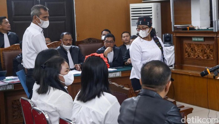 Pihak keluarga Yosua bersaksi dalam sidang Ferdy Sambo di Pengadilan Negeri Jakarta Selatan, Selasa (1/11/2022). Mereka kompak berbaju putih.