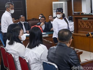 Viral Keluarga Yosua Nyanyi-nyanyi Usai Sidang, Begini Cerita di Baliknya