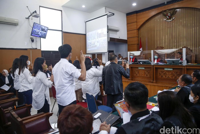 Pihak keluarga Yosua bersaksi dalam sidang Ferdy Sambo di Pengadilan Negeri Jakarta Selatan, Selasa (1/11/2022). Mereka kompak berbaju putih.